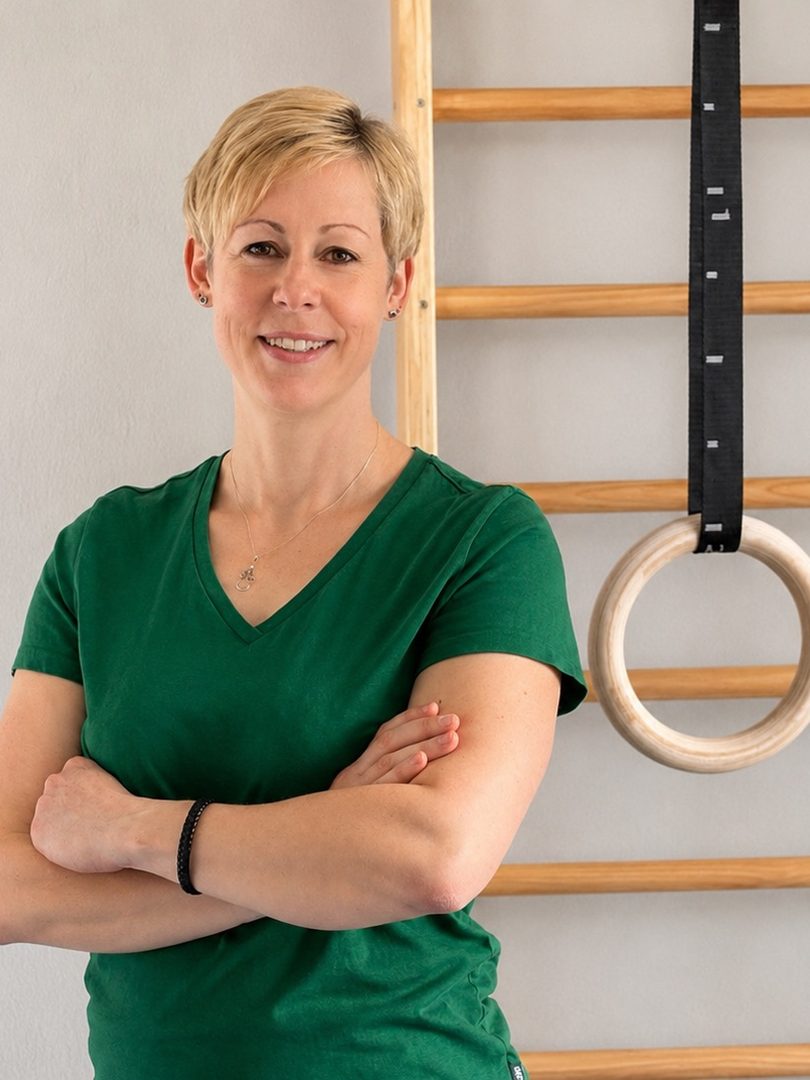 Nina Sindermann, Physiotherapeutin in Witten, im Trainingsbereich ihrer Praxis vor der Sprossenwand